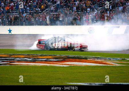 FORT WORTH, TX - nov 06, 2011 : Tony Stewart remporte la course AAA Texas 500 au Texas Motor Speedway de Fort Worth, TX. (Crédit image : © ASP/Cal Sport Media/ZUMAPRESS.com) Banque D'Images