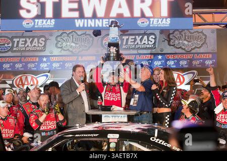 FORT WORTH, TX - nov 06, 2011 : Tony Stewart remporte la course AAA Texas 500 au Texas Motor Speedway de Fort Worth, TX. (Crédit image : © ASP/Cal Sport Media/ZUMAPRESS.com) Banque D'Images