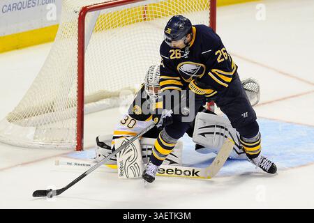 23 novembre 2011 : Thomas Vanek (26 ans), l'aile gauche des Sabres de Buffalo, contrôle la rondelle devant le gardien des Bruins de Boston, Tim Thomas (30 ans), pendant la troisième période d'un match de la LNH entre les Sabres de Buffalo et les Bruins de Boston au First Niagara Center à Buffalo, New York. (Crédit image : © Rich Barnes/Cal Sport Media/ZUMAPRESS.com) Banque D'Images