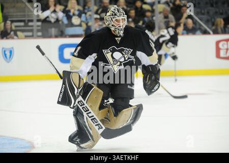23 novembre 2011 - Pittsburgh, PENNSYLVANNIA, U. S - le gardien des Penguins de Pittsburgh Brent Johnson (1) pendant les échauffements d'avant-match alors que les Penguins de Pittsburgh affrontent Louis Blues au CONSOL Energy Center à Pittsburgh, PA... les Blues battent les Penguins 3-2 au fil du temps. (Crédit image : © Dean Beattie/Southcreek/ZUMAPRESS.com) Banque D'Images