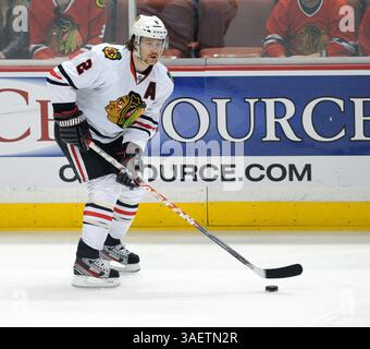 25 novembre 2011 Anaheim, CA. Le défenseur des Blackhawks de Chicago Duncan Keith #2 en action lors du match de la LNH entre les Ducks d'Anaheim et les Blackhawks de Chicago au Honda Center à Anaheim, en Californie. (Crédit image : © David Hood/Cal Sport Media/ZUMAPRESS.com) Banque D'Images