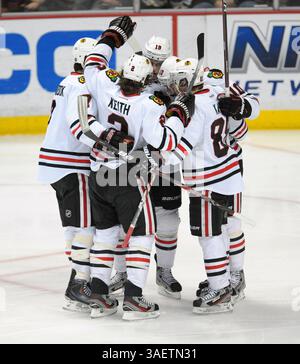 25 novembre 2011 Anaheim, CA les coéquipiers des Blackhawks de Chicago célèbrent la victoire après avoir marqué un but dans le match de la LNH entre les Ducks d'Anaheim et les Blackhawks de Chicago au Honda Center à Anaheim, en Californie. (Crédit image : © David Hood/Cal Sport Media/ZUMAPRESS.com) Banque D'Images