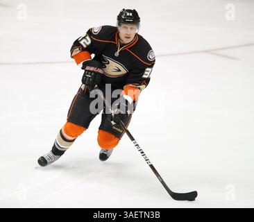 25 novembre 2011 Anaheim, CA. Le défenseur des Ducks d'Anaheim Toni Lydman no 32 en action lors du match de la LNH opposant les Ducks d'Anaheim aux Blackhawks de Chicago au Honda Center à Anaheim, en Californie. (Crédit image : © David Hood/Cal Sport Media/ZUMAPRESS.com) Banque D'Images