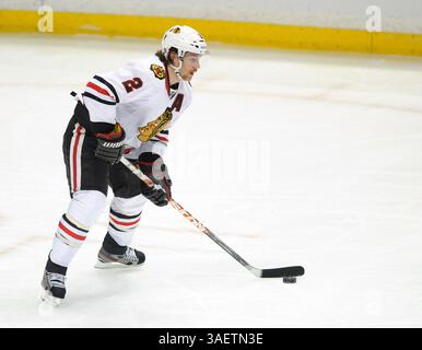 25 novembre 2011 Anaheim, CA. Le défenseur des Blackhawks de Chicago Duncan Keith #2 en action lors du match de la LNH entre les Ducks d'Anaheim et les Blackhawks de Chicago au Honda Center à Anaheim, en Californie. (Crédit image : © David Hood/Cal Sport Media/ZUMAPRESS.com) Banque D'Images