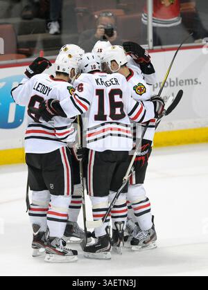 25 novembre 2011 Anaheim, CA les coéquipiers des Blackhawks de Chicago célèbrent après avoir marqué un but en action pendant le match de la LNH entre les Ducks d'Anaheim et les Blackhawks de Chicago au Honda Center à Anaheim, en Californie. (Crédit image : © David Hood/Cal Sport Media/ZUMAPRESS.com) Banque D'Images