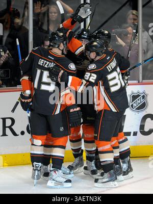 25 novembre 2011 Anaheim, CA les coéquipiers des Ducks d’Anaheim célèbrent leur but lors d’un match dans la LNH entre les Ducks d’Anaheim et les Blackhawks de Chicago au Honda Center d’Anaheim, en Californie. (Crédit image : © David Hood/Cal Sport Media/ZUMAPRESS.com) Banque D'Images