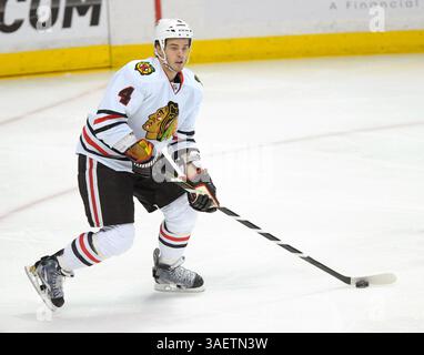 25 novembre 2011 Anaheim, CA. Le défenseur des Blackhawks de Chicago Niklas Hjalmarsson #4 en action lors du match de la LNH entre les Ducks d'Anaheim et les Blackhawks de Chicago au Honda Center à Anaheim, en Californie. (Crédit image : © David Hood/Cal Sport Media/ZUMAPRESS.com) Banque D'Images