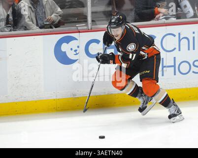 25 novembre 2011 Anaheim, CA. Les Ducks d'Anaheim sont au centre Saku Koivu #11 en action lors du match de la LNH entre les Ducks d'Anaheim et les Blackhawks de Chicago au Honda Center à Anaheim, en Californie. (Crédit image : © David Hood/Cal Sport Media/ZUMAPRESS.com) Banque D'Images