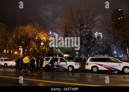 23 novembre 2011 - Toronto, Ontario, Canada - 6 h - Toronto police mise en scène à l'extérieur du parc James, le site d'Occupy Toronto. (Crédit image : © Chris Drost/ZUMAPRESS.com) Banque D'Images