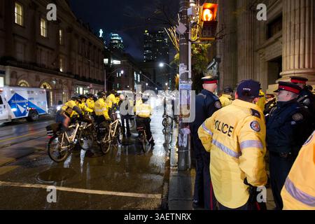23 novembre 2011 - Toronto, Ontario, Canada - 6 h - Toronto police qui se tient à l'angle de King Street East et Jarvis à l'extérieur du parc James, le site d'Occupy Toronto. (Crédit image : © Chris Drost/ZUMAPRESS.com) Banque D'Images