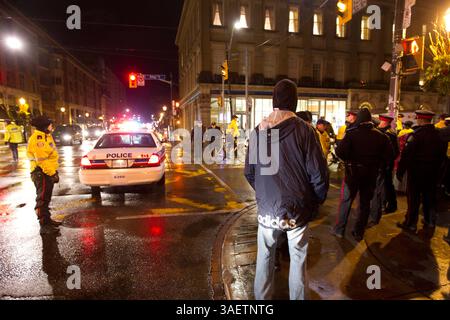 23 novembre 2011 - Toronto, Ontario, Canada - 6 h - Toronto police mise en scène à l'extérieur du parc James, le site d'Occupy Toronto. (Crédit image : © Chris Drost/ZUMAPRESS.com) Banque D'Images