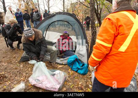 23 novembre 2011 - Toronto (Ontario), Canada - 10 h - des employés de la ville de Toronto au travail et un membre d'un syndicat travaillent avec un occupant pour vider et démonter sa tente. (Crédit image : © Chris Drost/ZUMAPRESS.com) Banque D'Images