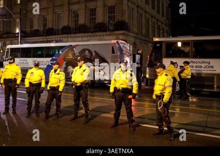 23 novembre 2011 - Toronto, Ontario, Canada - 6 h - Toronto police mise en scène à l'extérieur du parc James, le site d'Occupy Toronto. (Crédit image : © Chris Drost/ZUMAPRESS.com) Banque D'Images