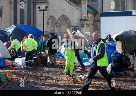 23 novembre 2011 - Toronto, Ontario, Canada - 11 h - les employés de la gestion des déchets solides de Toronto travaillent au démantèlement du campement Occupy Toronto et à la restauration du parc James pour tout usage public. (Crédit image : © Chris Drost/ZUMAPRESS.com) Banque D'Images