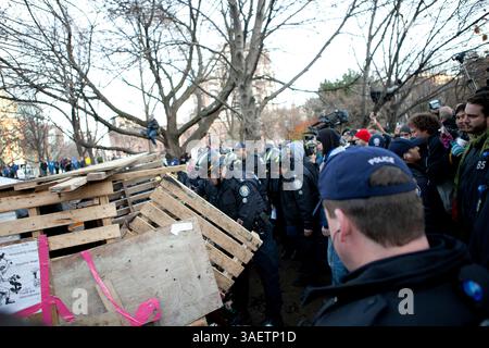 23 novembre 2011 - Toronto, Ontario, Canada - 15 h - les membres de l'unité de sécurité publique de la police de Toronto commencent à démanteler la structure fortifiée abritant plusieurs manifestants d'Occupy Toronto enchaînés à l'intérieur. (Crédit image : © Chris Drost/ZUMAPRESS.com) Banque D'Images