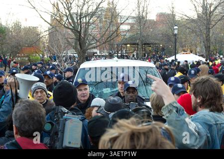 23 novembre 2011 - Toronto, Ontario, Canada - 16 h - la police de Toronto entoure un véhicule des services judiciaires alors que les manifestants Occupy Toronto l'empêchent de quitter le parc. (Crédit image : © Chris Drost/ZUMAPRESS.com) Banque D'Images