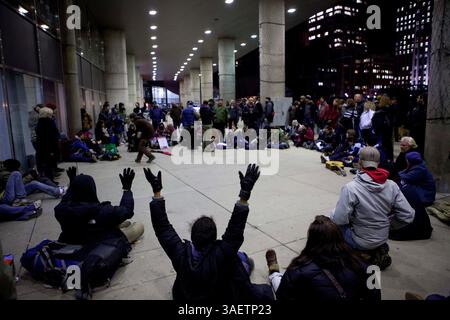 23 novembre 2011 - Toronto, Ontario, Canada - 19h - Occupy Toronto partisans, ayant été forcés de dégager du parc James descendre sur l'hôtel de ville de Toronto pour tenter de reconstruire leur mouvement. (Crédit image : © Chris Drost/ZUMAPRESS.com) Banque D'Images