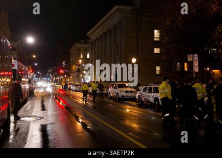 23 novembre 2011 - Toronto, Ontario, Canada - 6 h - Toronto police mise en scène à l'extérieur du parc James, le site d'Occupy Toronto. (Crédit image : © Chris Drost/ZUMAPRESS.com) Banque D'Images