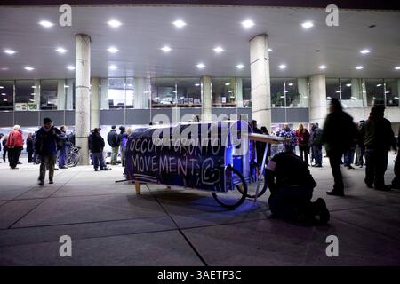 23 novembre 2011 - Toronto, Ontario, Canada - 19h - Occupy Toronto partisans, ayant été forcés de dégager du parc James descendre sur l'hôtel de ville de Toronto pour tenter de reconstruire leur mouvement. (Crédit image : © Chris Drost/ZUMAPRESS.com) Banque D'Images