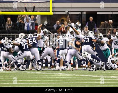24 novembre 2011 - Arlington, Texas, États-Unis d'Amérique - Dan Bailey (5), le gardien des Dallas Cowboys Montrae Holland (64) et Kyle Kosier (63) en action lors du match du jour de Thanksgiving entre les Dolphins de Miami et les Cowboys de Dallas au Cowboys Stadium d'Arlington, Texas. Dallas bat Miami 20 à 19. (Crédit image : © Dan Wozniak/Southcreek/ZUMAPRESS.com) Banque D'Images