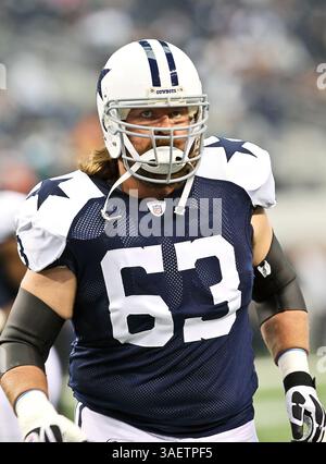 24 novembre 2011 - Arlington, Texas, États-Unis d'Amérique - le garde des Cowboys de Dallas Kyle Kosier (63) en action lors du match de Thanksgiving entre les Dolphins de Miami et les Cowboys de Dallas au stade Cowboys d'Arlington, Texas. Dallas bat Miami 20 à 19. (Crédit image : © Dan Wozniak/Southcreek/ZUMAPRESS.com) Banque D'Images