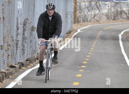 25 novembre 2011 - Albuquerque, NOUVEAU-MEXIQUE, États-Unis - Greg SORBER -- Richard Masi (cq) d'Albuquerque roule son vélo sur le Paseo de Bosque Bike/Multi-PurposeTrail le vendredi 25 novembre 2011. T (crédit image : © Greg SORBER/Albuquerque Journal/ZUMAPRESS.com) Banque D'Images
