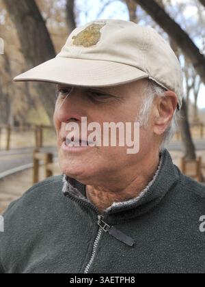 25 novembre 2011 - Albuquerque, NM, États-Unis - Greg SORBER - Paul Citrin (cq) d'Albuquerque marche sur le Paseo de Bosque Bike/Multi-PurposeTrail le vendredi 25 novembre 2011. T (crédit image : © Greg SORBER/Albuquerque Journal/ZUMAPRESS.com) Banque D'Images