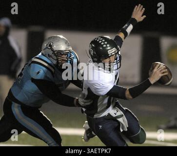 25 novembre 2011 - Albuquerque, NM, États-Unis - rr. Matt Romero (54) de Sue Cleveland met le quarterback Jason Fitzpatrick (12) de Rio Rancho dans le match du vendredi soir, 25 novembre 2011. (Crédit image : © Pat Vasquez-Cunningham/Albuquerque Journal/ZUMAPRESS.com) Banque D'Images