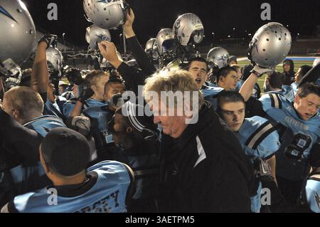 25 novembre 2011 - Albuquerque, NM, États-Unis - rr. Les membres de l'équipe de football de Sue Cleveland célèbrent leur triomphe sur Rio Rancho vendredi 25 novembre 2011. (Crédit image : © Pat Vasquez-Cunningham/Albuquerque Journal/ZUMAPRESS.com) Banque D'Images