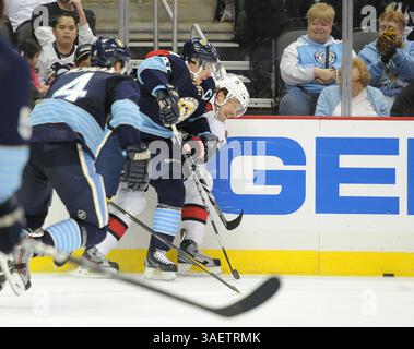 25 novembre 2011 - Pittsburgh, PENNSYLVANNIA, U. S - le centre des Penguins de Pittsburgh Sidney Crosby (87) place Milan Michalek (9), l'aile gauche des sénateurs d'Ottawa, alors que les Penguins de Pittsburgh affrontent les sénateurs d'Ottawa au CONSOL Energy Center à Pittsburgh, PA. (Crédit image : © Steve Dietz/Southcreek/ZUMAPRESS.com) Banque D'Images