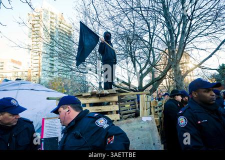 23 novembre 2011 - Toronto, Ontario, Canada - L'unité de la fonction publique de la police de Toronto entame des négociations pour appliquer la résolution sécuritaire avec plusieurs partisans d'Occupy Toronto enchaînés à l'intérieur de la bibliothèque fortifiée (crédit image : © Chris Drost/ZUMAPRESS.com) Banque D'Images