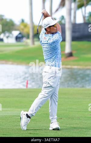 Doral, Floride, États-Unis. 6 avril 2025. Kevin Na, capitaine d’Iron Heads GC, frappe un tir fairway sur le 18e trou lors de la dernière manche du LIV Golf Miami au Trump National Doral. (Crédit image : © Debby Wong/ZUMA Press Wire) USAGE ÉDITORIAL SEULEMENT ! Non destiné à UN USAGE commercial ! Banque D'Images