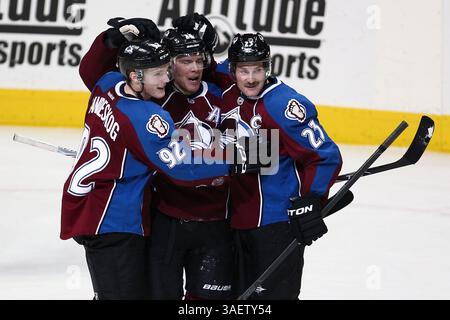 26 novembre 2011 - Denver, Colorado, U. S - le centre de l'Avalanche du Colorado Paul Stastny (26) célèbre son but en troisième période avec Gabriel Landeskog (92), l'aile gauche de l'Avalanche du Colorado, et Milan Hejduk (23), l'aile droite de l'Avalanche du Colorado. L'Avalanche a gagné 5-2.. L'Avalanche du Colorado a accueilli les Oilers d'Edmonton au Pepsi Center de Denver, DANS LE Colorado (crédit image : © Isaiah Downing/Southcreek/ZUMApress.com) Banque D'Images