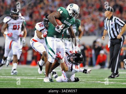 26 nov. 2011 : . Baylor Bears Running Back Terrance Ganaway (24 ans) porte le ballon pendant le match entre les Texas Tech Red Raiders et les Baylor Bears au Cowboy Stadium à Arlington, Texas..Baylor gagne 66-42..Manny Flores/CSM(crédit image : â© Manny Flores/Cal Sport Media/ZUMAPRESS.com) Banque D'Images