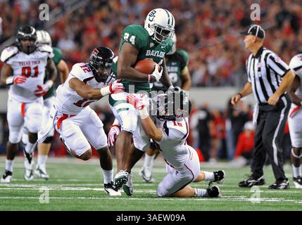 26 nov. 2011 : . Baylor Bears Running Back Terrance Ganaway (24 ans) porte le ballon pendant le match entre les Texas Tech Red Raiders et les Baylor Bears au Cowboy Stadium à Arlington, Texas..Baylor gagne 66-42..Manny Flores/CSM(crédit image : â© Manny Flores/Cal Sport Media/ZUMAPRESS.com) Banque D'Images