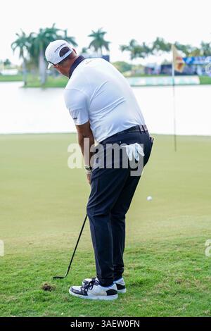 Doral, Floride, États-Unis. 6 avril 2025. Phil Mickelson, capitaine de HyFlyers, lance le 18e green lors de la dernière manche du LIV Golf Miami au Trump National Doral. (Crédit image : © Debby Wong/ZUMA Press Wire) USAGE ÉDITORIAL SEULEMENT ! Non destiné à UN USAGE commercial ! Banque D'Images