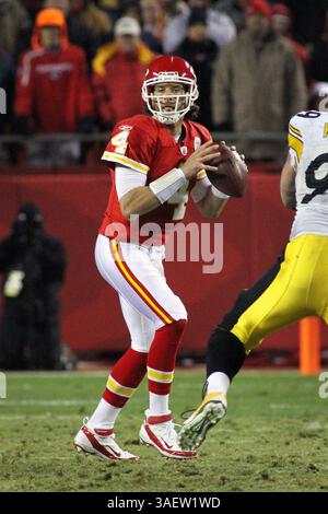 27 novembre 2011 - Kansas City, Missouri, États-Unis d'Amérique - le quarterback des Chiefs de Kansas City, Tyler Palko (4), semble passer pendant la deuxième mi-temps. Les Steelers battent les Chiefs 13-9 dans le match au stade Arrowhead. (Crédit image : © Jacob Paulsen/Southcreek/ZUMAPRESS.com) Banque D'Images