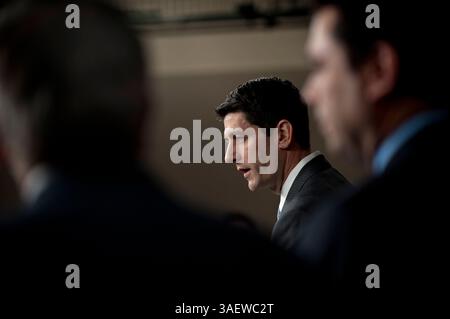 Dec. 7, 2011 - Washington, District of Columbia, États-Unis - Rep. PAUL RYAN (R-WI), président de la Commission du budget de la Chambre, s'est joint mercredi aux autres membres du comité républicain pour présenter un paquet de 10 projets de loi qui, selon eux, redresseraient le gâchis budgétaire. (Crédit image : © Pete Marovich/ZUMAPRESS.com) Banque D'Images
