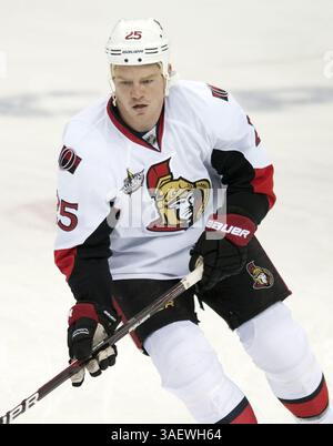 3 décembre 2011 - Washington, DC, États-Unis - L'aile droite des sénateurs d'Ottawa Chris Neil (25) se réchauffe avant le match contre les Capitals de Washington au Verizon Center à Washington, DC, le samedi 3 décembre 2011. (Crédit image : © Chuck Myers/MCT/MCT/ZUMAPRESS.com) Banque D'Images