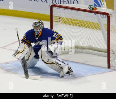 Le 9 décembre 2011 : le gardien Ryan Miller #30 des Sabres de Buffalo a été concentré toute la soirée pendant le match de hockey de la LNH entre les Panthers de Floride @ Buffalo Sabres. (Crédit image : © Nick Loverde/Cal Sport Media/ZUMAPRESS.com) Banque D'Images