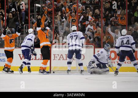 10 décembre 2011 - Philadelphie, Pennsylvanie, États-Unis d'Amérique - Matt Read (#24) et Scott Hartnell (#19) des Flyers de Philadelphie célèbrent un but marqué sur Mathieu Garon (#32) du Lightning de Tampa Bay lors de la troisième période du match entre le Lightning de Tampa Bay et les Flyers de Philadelphie au Wells Fargo Center. Le Lightning de Tampa Bay est battu par les Flyers de Philadelphie par un score de 2-5. (Crédit image : © Bob Fina/Southcreek/ZUMAPRESS.com) Banque D'Images