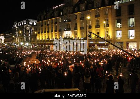 10 décembre 2011 - Oslo, Norvège - une participation de 3 000 personnes a marché en procession aux chandelles pour honorer les trois lauréates du prix Nobel de la paix 2011 Tawakkol Karman, Leymah Gbowee et Ellen Johnson Sirleaf dans les rues d'Oslo, Norvège samedi (crédit image : © Ana Elisa Fuentes/ZUMAPRESS.com) Banque D'Images