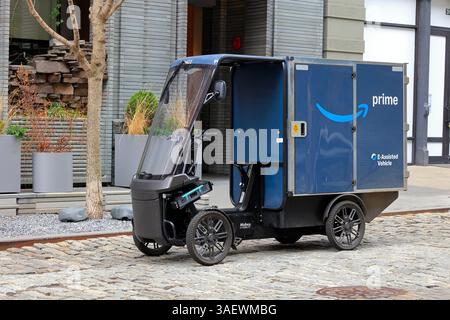 Un vélo cargo électrique à 4 roues Mubea U-Mobility de marque Amazon sur une rue pavée de New York. Le vélo à assistance électrique, ou pedelec, fournit un ... Banque D'Images