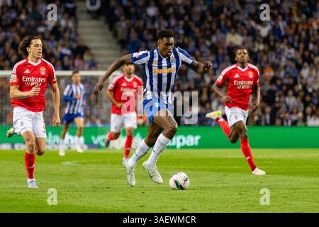 Porto, Portugal. 06 avril 2025. Samu Aghehowa du FC Porto vu en action lors du match Liga Portugal Betclic entre le FC Porto et le SL Benfica à l'Estadio do Dragao. Score final ; FC Porto 1 :4 SL Benfica crédit : SOPA images Limited/Alamy Live News Banque D'Images