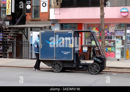 Un vélo cargo électrique à 4 roues Mubea U-Mobility de marque Amazon sur une rue de New York. Le vélo à assistance électrique, ou pedelec, fournit un ... durable Banque D'Images