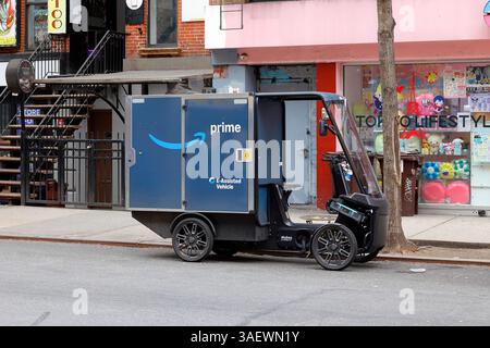 Un vélo cargo électrique à 4 roues Mubea U-Mobility de marque Amazon sur une rue de New York. Le vélo à assistance électrique, ou pedelec, fournit un ... durable Banque D'Images