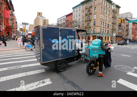Un vélo électrique cargo umubea 4 roues de marque Amazon, un livreur de nourriture Fantuan sur un vélo électrique et un vélo électrique Citibike dans une rue de New York. Banque D'Images