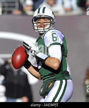 11 décembre 2011 - East Rutherford, NJ, USA - Mark Sanchez des jets de New York revient pour passer contre les Chiefs de Kansas City au MetLife Stadium le dimanche 11 décembre 2011, à East Rutherford, New Jersey. (Crédit image : © David Pokress/Newsday/MCT/ZUMAPRESS.com) Banque D'Images