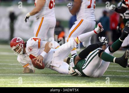 11 décembre 2011 - East Rutherford, NJ, USA - Tyler Palko des Kansas City Chiefs est limogé par Bart Scott des jets de New York au MetLife Stadium le dimanche 11 décembre 2011, à East Rutherford, New Jersey. (Crédit image : © Jim Mcisaac/Newsday/MCT/ZUMAPRESS.com) Banque D'Images