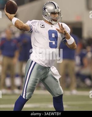 Dec. 11, 2011 - Arlington, TX, USA - Tony Romo (9), quarterback des Cowboys de Dallas, passe contre les Giants de New York, dimanche 11 décembre 2011 au Cowboys Stadium d'Arlington, Texas. (Crédit image : © Ron Jenkins/Fort Worth Star-Telegram/MCT/ZUMAPRESS.com) Banque D'Images